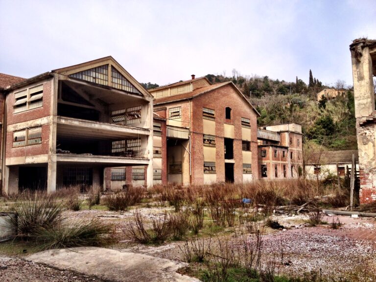 Progetto Nova Santo Stefano Magra 7 Progetto Nova a Santo Stefano Magra. Ecco tutte le foto di un'incredibile ex fabbrica che vuole emergere con pratiche di qualità. Arrivano i bandi per l'assegnazione dei primi spazi