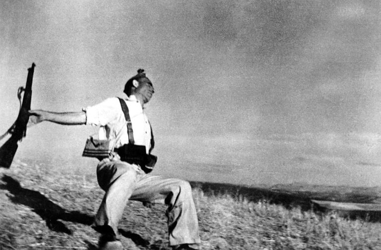 Robert Capa Il miliziano Il Man di Nuoro celebra Robert Capa. Con una mostra e un concorso di fotoreportage. Tra i vincitori Manuela Meloni: scorci di una Sardegna fantasma, tra paesaggio e memorie militari