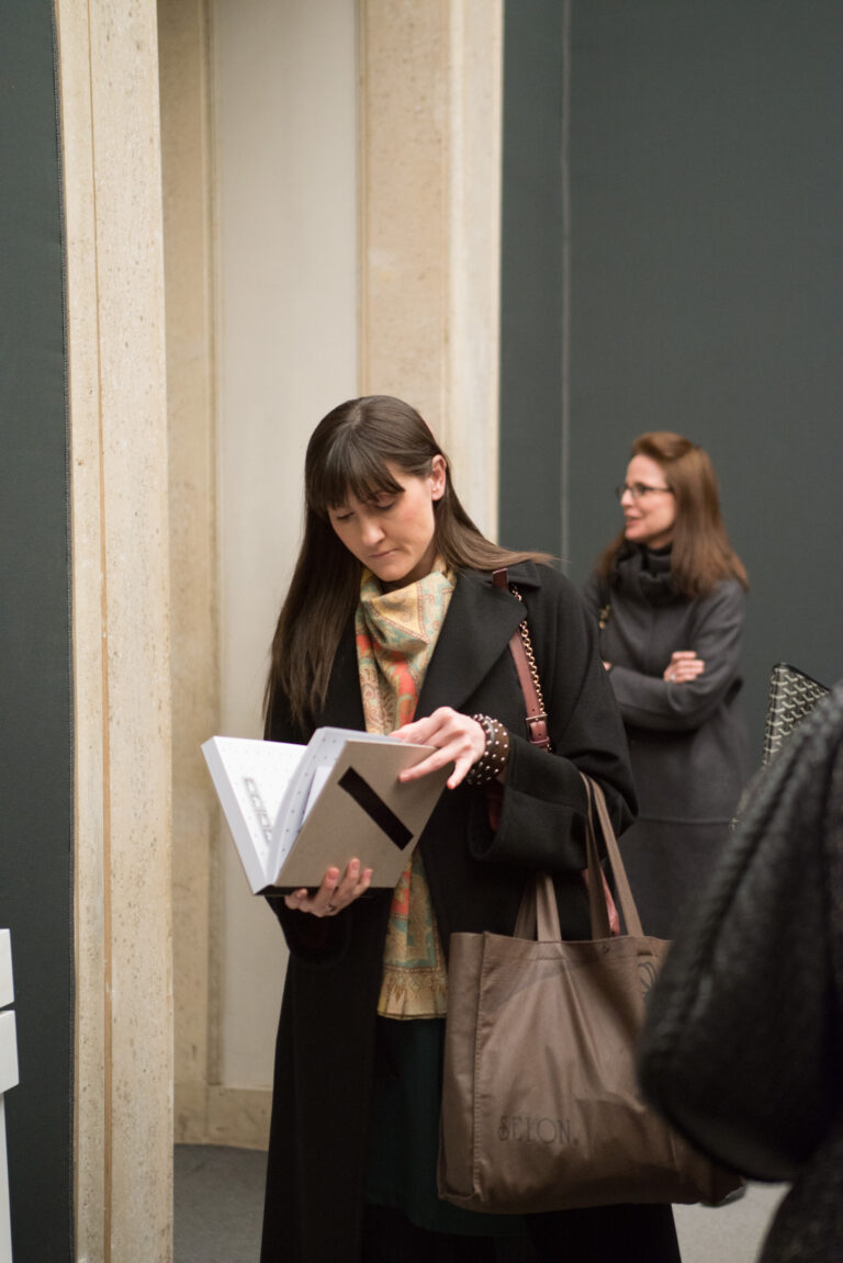 Shannon Ebner opening Auto Body Collision Fondazione Memmo Arte Contemporanea foto Adolfo Trinca 1 Il palazzo degli americani a Roma. dopo Sara VanDerBeek e Sterling Ruby, alla Fondazione Memmo-Arte Contemporanea arriva la personale di Shannon Ebner: ecco chiccera all’opening