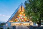 Shigeru Ban Cardboard Cathedral Christchurch New Zealand 2013 Photo by Stephen Goodenough Il giapponese Shigeru Ban vince il Pritzker Prize 2014. Trionfa l’anti-archistar che costruisce col cartone e accorre sempre dove la natura semina catastrofi