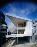 Shigeru Ban Curtain Wall House Tokyo Japan 1995 Photo by Hiroyuki Hirai Il giapponese Shigeru Ban vince il Pritzker Prize 2014. Trionfa l’anti-archistar che costruisce col cartone e accorre sempre dove la natura semina catastrofi