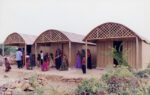Shigeru Ban Paper Log House Bhuj India 2001 Photo by Kartikeya Shodhan Il giapponese Shigeru Ban vince il Pritzker Prize 2014. Trionfa l’anti-archistar che costruisce col cartone e accorre sempre dove la natura semina catastrofi
