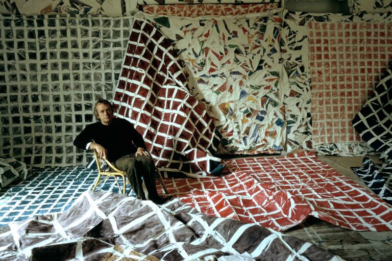 Simon Hantaã dans son atelier 1976 Photo Edouard Boubat Hantaï: un “rat de trottoir” del Novecento