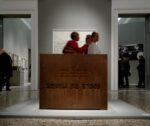 Socle du Monde Piero Manzoni a Palazzo Reale. Non è mai troppo tardi: ecco le immagini dalla mostra che Milano dedica all'artista, l'anno dopo il cinquantesimo anniversario dalla morte. E tra le icone imprescindibili spuntano anche le rarità...