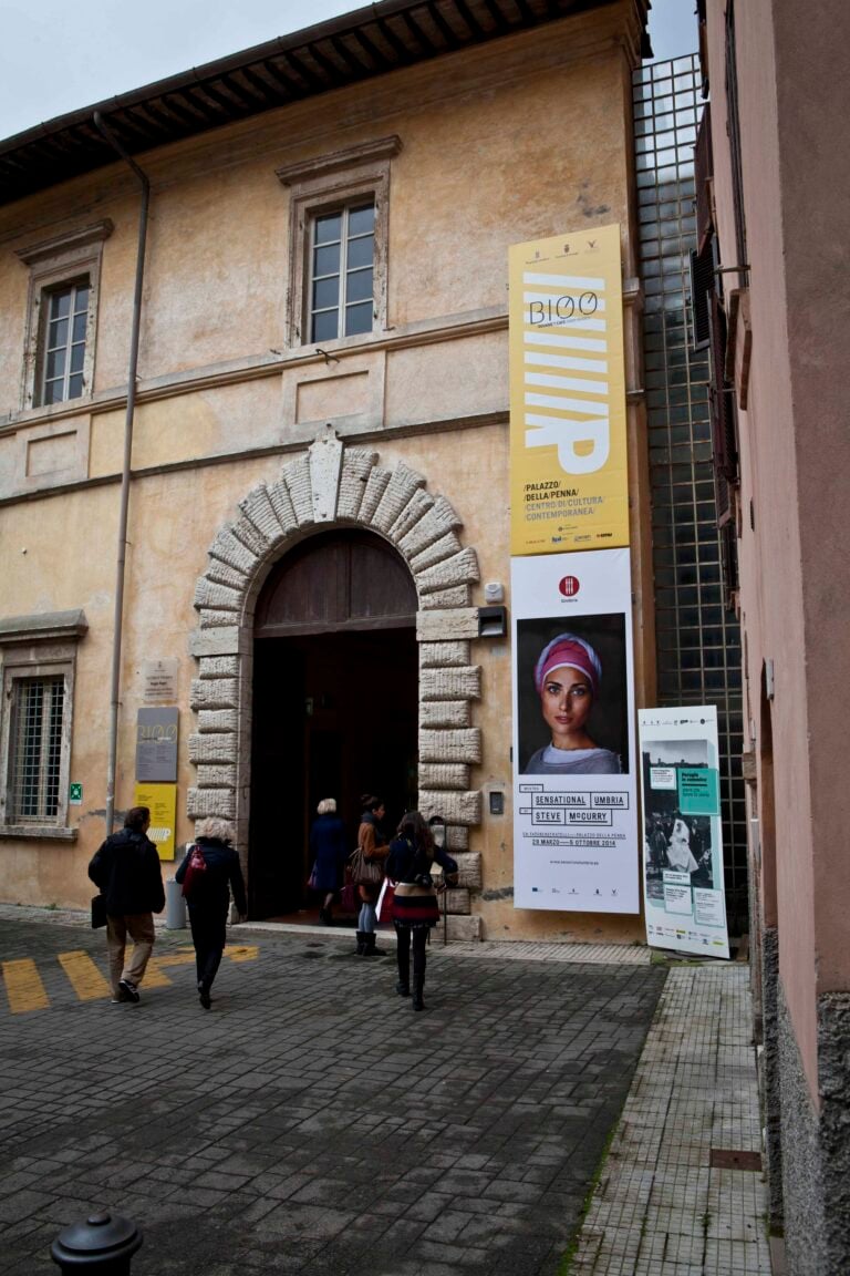 Steve McCurry Sensational Umbria Palazzo della Penna Steve McCurry, l’uomo immagine della Regione Umbria. A Perugia si apre la mostra personale, che inaugura un nuovo centro culturale polifunzionale: ecco le immagini