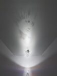Venere 2009 sfera di vetro ottico vetro sabbiato acciaio alogena ombre 107x50cm Fabrizio Corneli, tra l’infinito e lo starnuto