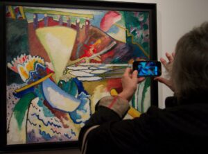 Lo sciamanesimo secondo Kandinsky all’Arca di Vercelli: fotogallery dalla mostra che svela il legame tra l’avanguardia russa e la cultura tribale delle steppe. Con i pezzi di outsider art raccolti dalla Fondazione Poggianella