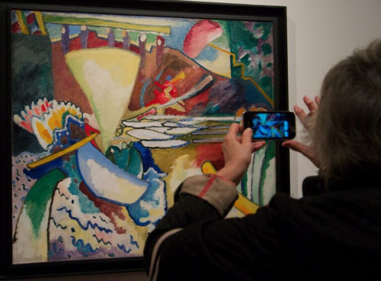 vercelli kandinsky 6 Lo sciamanesimo secondo Kandinsky all'Arca di Vercelli: fotogallery dalla mostra che svela il legame tra l'avanguardia russa e la cultura tribale delle steppe. Con i pezzi di outsider art raccolti dalla Fondazione Poggianella