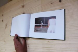 Doppio misto per Nastynasty©: fotografie vintage nel loro libro d’artista ispirato al tennis. Presentato a Milano, con mostra annessa, da Dimora Artica