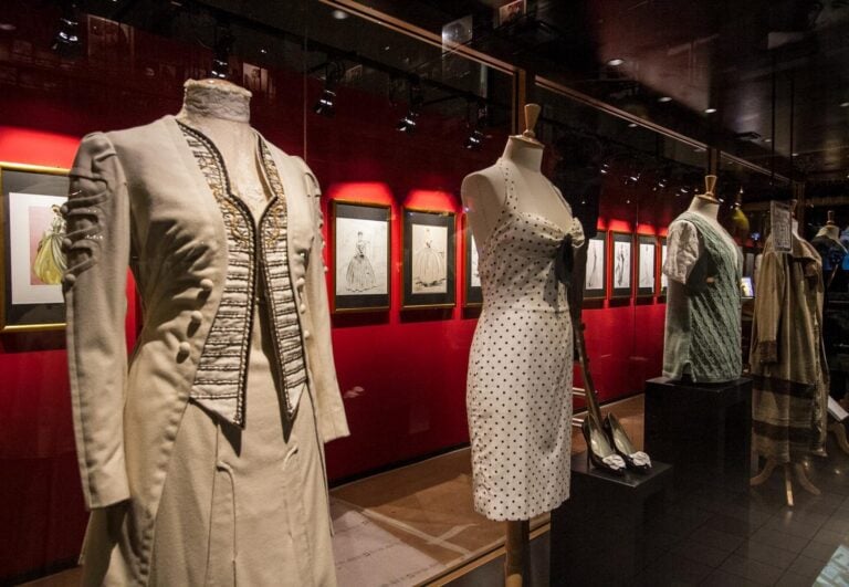 20140401160210 Sky Arte updates: dive da Oscar in mostra al Museo del Cinema di Torino. Abiti e foto di scena, poster, manifesti, memorabilia e le immancabili statuette celebrano ottantasei anni di premi in rosa