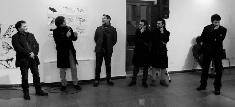 3a talk. Da sx a dx Piero Zuccaro Giovanni Robustelli Ivano Fachin gemelli Ingrassia Giovanni Blanco Fase conclusiva per gli esperimenti creativi di Vittoria, in provincia di Ragusa. Una collettiva presenta le opere prodotte dai dodici artisti in residenza. Insieme a un reportage fotografico d’autore