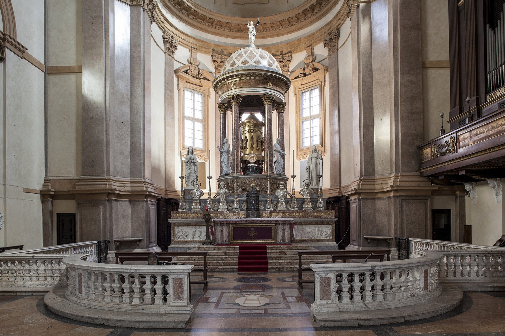 Claudio Parmiggiani, Corona di spine, 2014 - allestimento nella Chiesa di San Fedele, altare maggiore - photo Luca Casonato