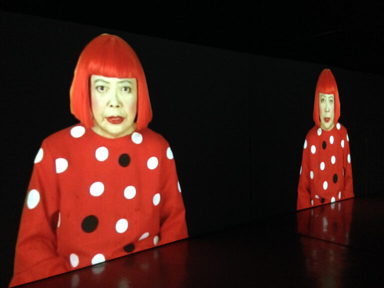 7482 yayoi kusama @ moca Oriente-Occidente, scambi tra giovani artisti. In mostra tre italiani a Shanghai, mentre arrivano a Milano, in Via Farini, tre cinesi in residenza