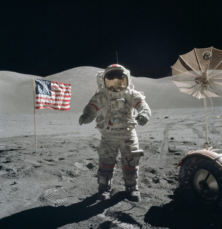 Apollo 17 Cernan on moon Milano conquista la luna. Il Museo Nazionale della Scienza e della Tecnologia espone un frammento di roccia lunare, proveniente dall’Apollo 17. Cene di gala e crowdfunding per trovare le risorse