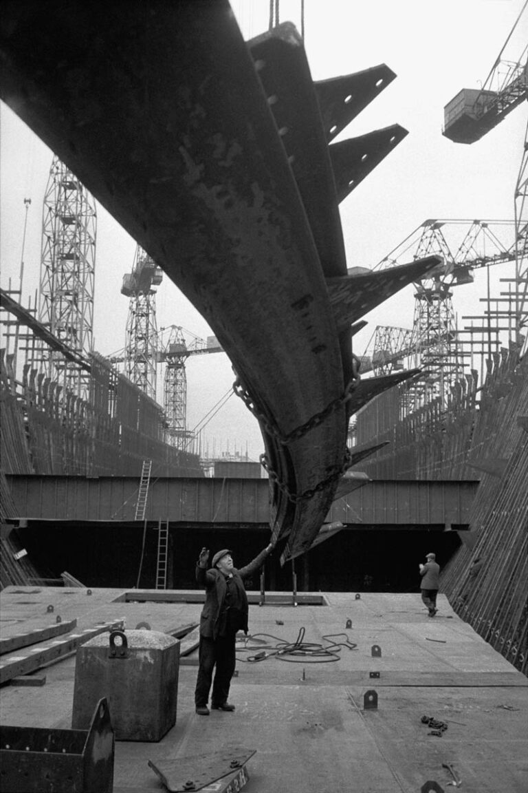 Building an Ocean liner for the Pacific and Orient Lines at the Harland and Wolff Wharf in Belfast Northern Ireland 1958 Scatti infiniti. A Reggio Emilia è tempo di Fotografia Europea