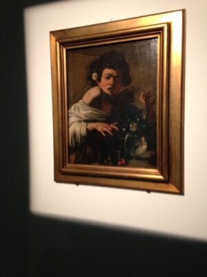 Caravaggio dialoga con Spalletti. Il Ragazzo morso dal ramarro in mostra a Torino, dalla Fondazione Longhi di Firenze. In attesa dell’altro Michelangelo