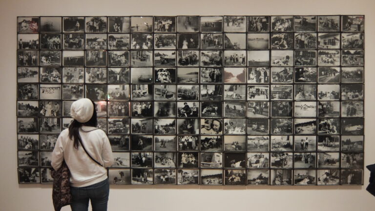 Christian Boltanski Album de photos de la famille D. 1939 1964 150 black and white photographs in tin frames with glass 1971 Ileana Sonnabend. Una mostra al MoMA per la più grande gallerista del dopoguerra