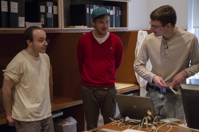 Cory Arcangel Center and CMU Computer Club members Michael Dille Left Keith A. Bare Right during the data recovery process at The Andy Warhol Museum. Photo Hillman Photography Initiative Carnegie Museum of Art. Ventotto opere digitali di Andy Warhol recuperate da un vecchio floppy disk. Archeologia tecnologica contemporanea