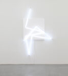 François Morellet Farandole blanche 2009 stand A arte Invernizzi Cinque gallerie italiane in trasferta tedesca per la fiera Art Cologne. Che all’edizione numero 48 anticipa le date e stringe l’alleanza con la fiera collaterale NADA