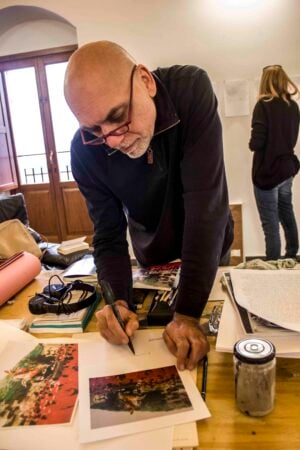 Fase conclusiva per gli esperimenti creativi di Vittoria, in provincia di Ragusa. Una collettiva presenta le opere prodotte dai dodici artisti in residenza. Insieme a un reportage fotografico d’autore