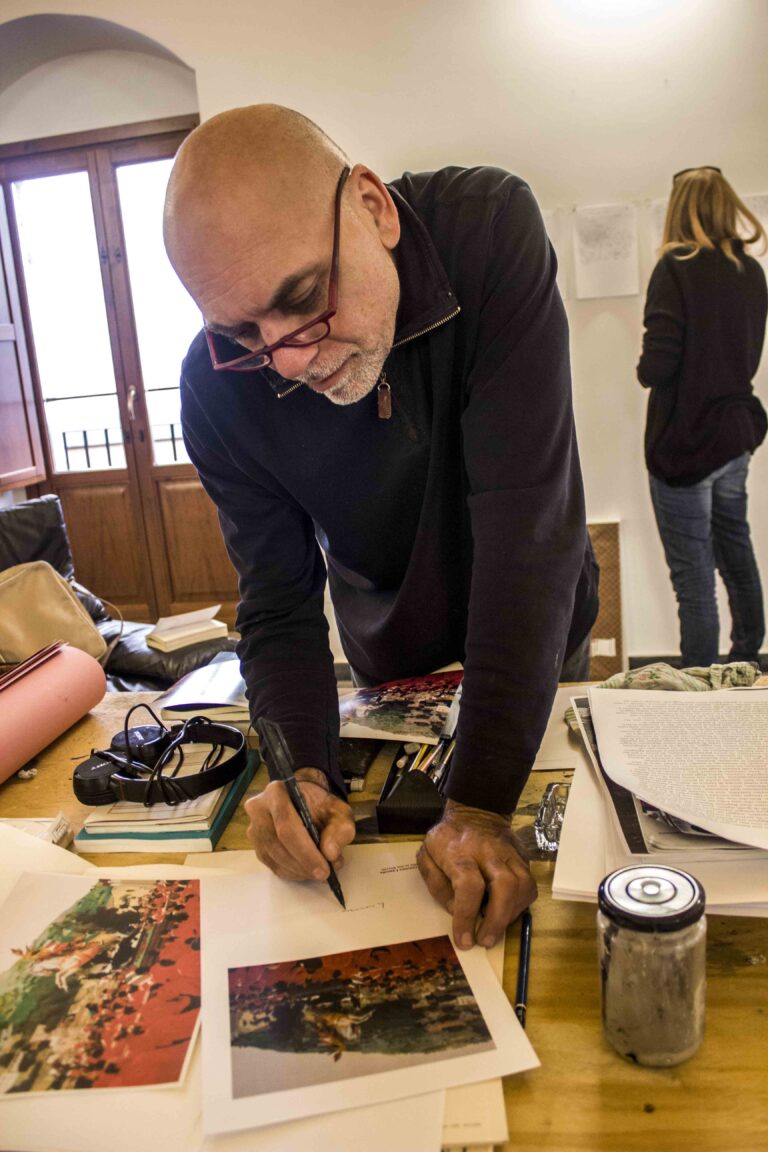 Francesco Lauretta Fase conclusiva per gli esperimenti creativi di Vittoria, in provincia di Ragusa. Una collettiva presenta le opere prodotte dai dodici artisti in residenza. Insieme a un reportage fotografico d’autore