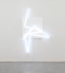 François Morellet Farandole blanche 2009 stand A arte Invernizzi Cinque gallerie italiane in trasferta tedesca per la fiera Art Cologne. Che all’edizione numero 48 anticipa le date e stringe l’alleanza con la fiera collaterale NADA