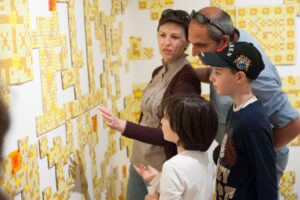 Come portare 300mila bambini in dieci giorni al museo? Nessun segreto per la Collezione Guggenheim di Venezia: immagini del Kids Creative Lab…