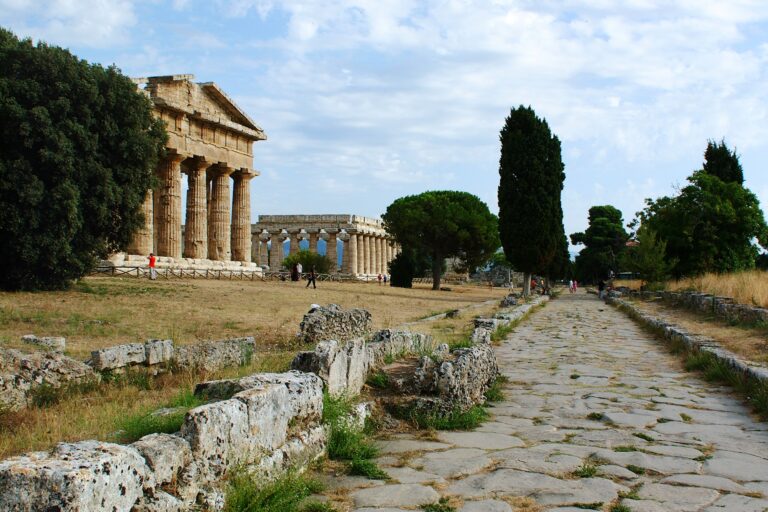 I luoghi del Forum Paestum la via sacra Forum Universale delle Culture, a Napoli si entra nel vivo. Sei mesi di eventi allargati a tutti i siti Unesco della Campania: conferenze, festival, mostre, e una connessione con l’Expo2015 sul filo dell’enogastronomia