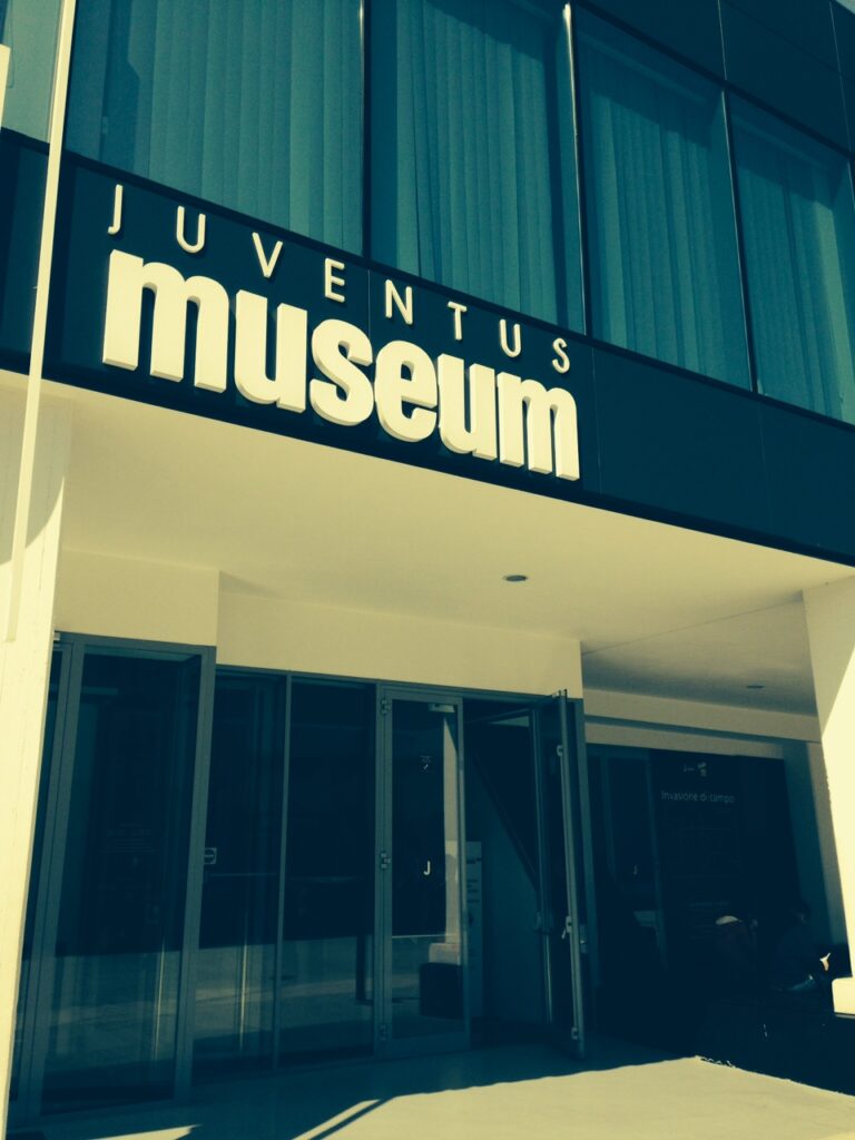 Invasione di campo. L’arte entra in gioco Juventus Museum Torino 3 La Juve, che capolavoro. Allo Juventus Museum di Torino quattro artisti ripensano il calcio: ne parlano Luca Beatrice e Giampiero Mughini