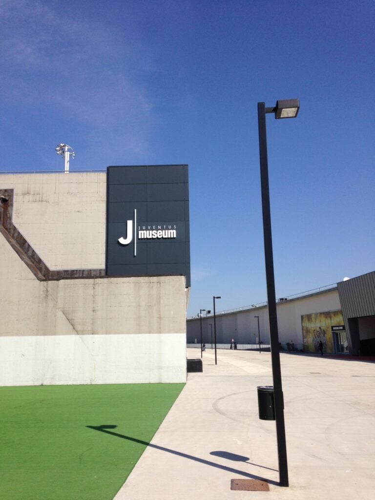 Invasione di campo. L’arte entra in gioco Juventus Museum Torino 5 La Juve, che capolavoro. Allo Juventus Museum di Torino quattro artisti ripensano il calcio: ne parlano Luca Beatrice e Giampiero Mughini