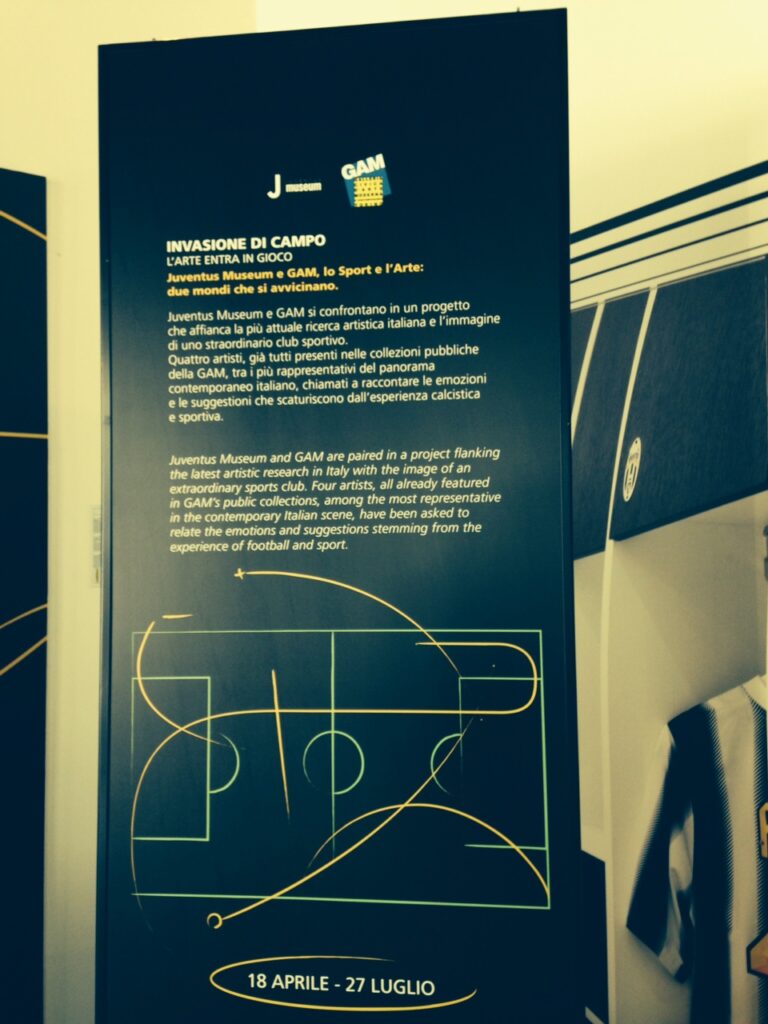 Invasione di campo. L’arte entra in gioco Juventus Museum Torino La Juve, che capolavoro. Allo Juventus Museum di Torino quattro artisti ripensano il calcio: ne parlano Luca Beatrice e Giampiero Mughini