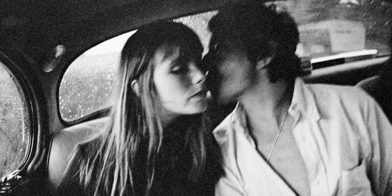 Jane Birkin e Serge Gainsbourg foto tratta dal libro Taschen copyright andrew birkin TASCHEN Al Louvre con Serge Gainsbourg