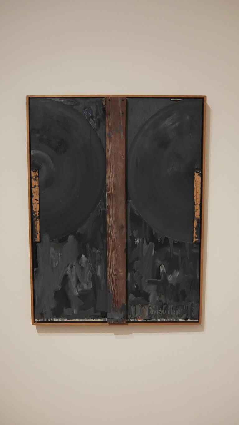 Jasper Johns Device oil on canvas with objects 1962 Ileana Sonnabend. Una mostra al MoMA per la più grande gallerista del dopoguerra