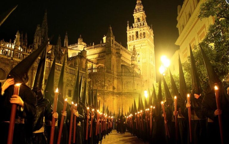 La Settimana Santa di Siviglia 2014 La celebrazione pasquale di più grande forza visuale. Immagini della Semana Santa di Siviglia, e del reportage del 1964 di Domenico Gnoli…