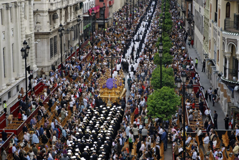 La Settimana Santa di Siviglia 2014 2 La celebrazione pasquale di più grande forza visuale. Immagini della Semana Santa di Siviglia, e del reportage del 1964 di Domenico Gnoli…