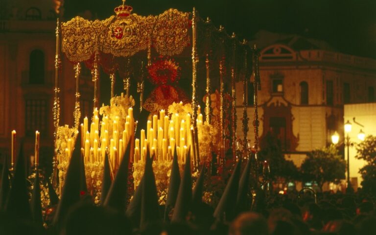 La Settimana Santa di Siviglia 2014 La celebrazione pasquale di più grande forza visuale. Immagini della Semana Santa di Siviglia, e del reportage del 1964 di Domenico Gnoli…