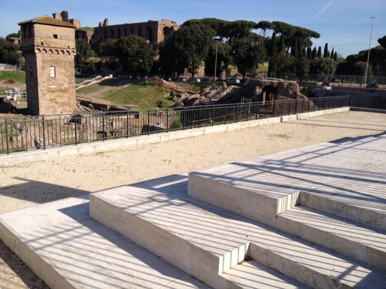 Nuovi scavi al Circo Massimo a Roma Ogni giorno un pezzo di Circo Massimo esce fuori dalla terra che lo seppelliva. Emozioni a Roma in un infinito e magico cantiere archeologico. Ecco le foto