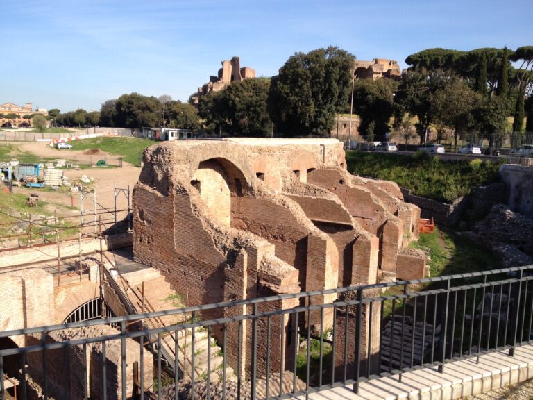 Nuovi scavi al Circo Massimo a Roma 1 Ogni giorno un pezzo di Circo Massimo esce fuori dalla terra che lo seppelliva. Emozioni a Roma in un infinito e magico cantiere archeologico. Ecco le foto