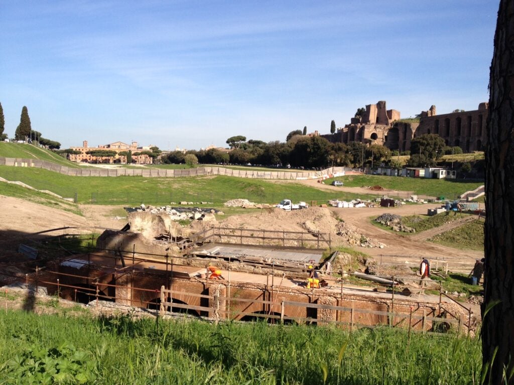 Ogni giorno un pezzo di Circo Massimo esce fuori dalla terra che lo seppelliva. Emozioni a Roma in un infinito e magico cantiere archeologico. Ecco le foto