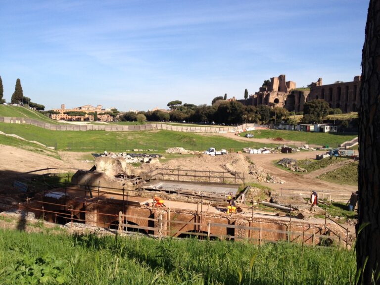 Nuovi scavi al Circo Massimo a Roma 2 Ogni giorno un pezzo di Circo Massimo esce fuori dalla terra che lo seppelliva. Emozioni a Roma in un infinito e magico cantiere archeologico. Ecco le foto