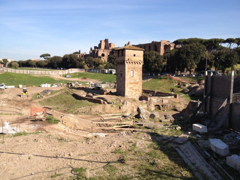 Nuovi scavi al Circo Massimo a Roma 4 Ogni giorno un pezzo di Circo Massimo esce fuori dalla terra che lo seppelliva. Emozioni a Roma in un infinito e magico cantiere archeologico. Ecco le foto