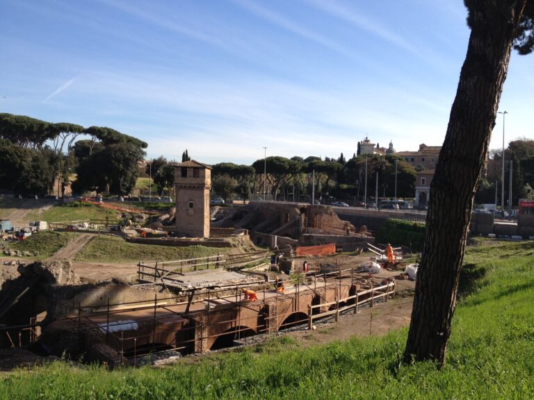 Nuovi scavi al Circo Massimo a Roma Ogni giorno un pezzo di Circo Massimo esce fuori dalla terra che lo seppelliva. Emozioni a Roma in un infinito e magico cantiere archeologico. Ecco le foto