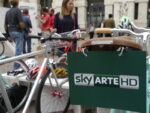 P1250924 Salone Updates: Sky Arte HD porta il design in Piazza Affari. All'ombra del dito di Maurizio Cattelan la stazione per il bike-sharing gratuito offerto dal canale tv; in attesa dell'installazione video di Yuri Ancarani