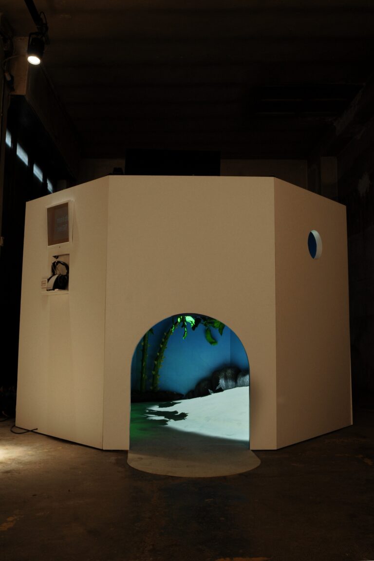 Piero Gilardi Noi come puzzole 2013 materiali vari 300x240 cm esterno Piero Gilardi: mezzo secolo di politiche creative