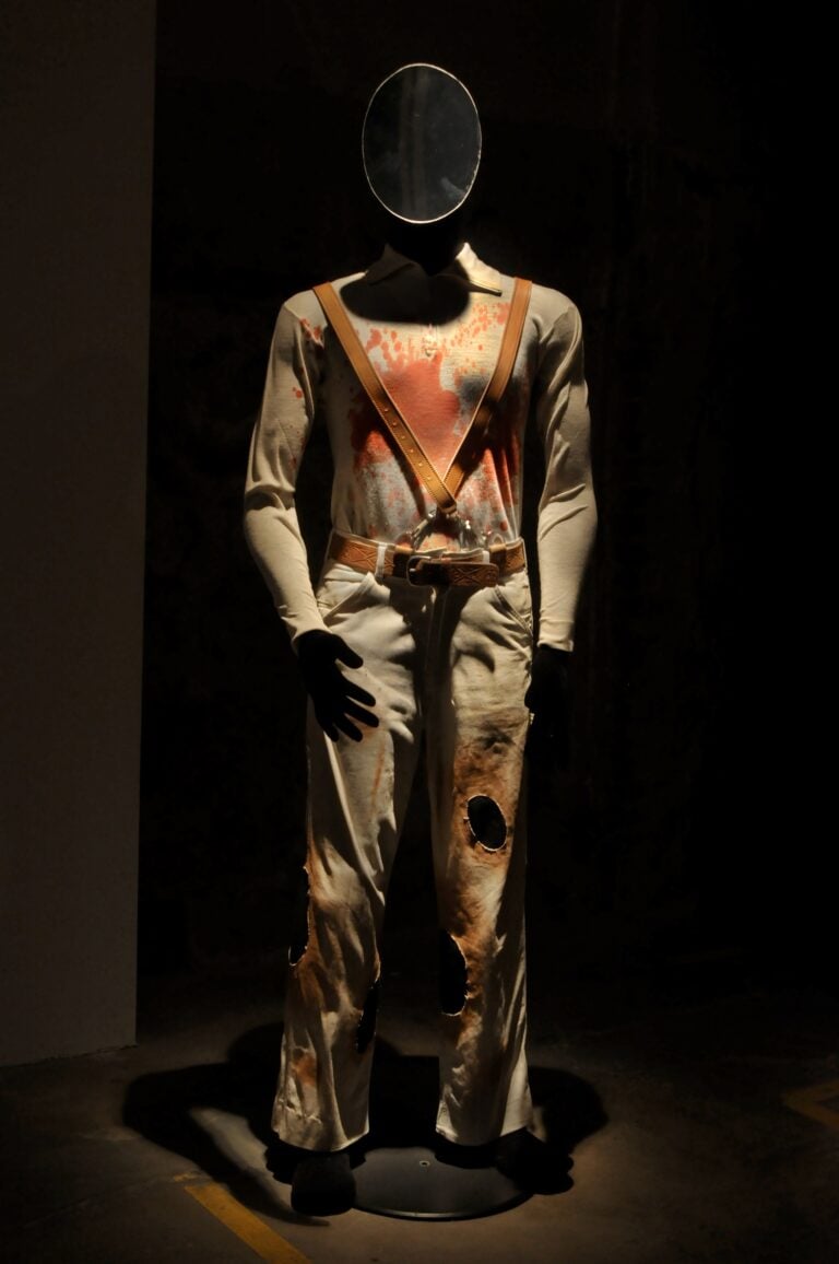Piero Gilardi Vestito stato danimo 1964 materiali vari 180x69x43 cm Piero Gilardi: mezzo secolo di politiche creative