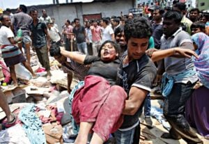 Il crollo del Rana Plaza, un anno dopo. L’Occidente aguzzino: moda, mercato, morte