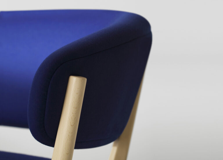 Roundish three seater sofa by Naoto Fukasawa Salone del Mobile 2014. Maruni Wood Industry: l’essenza di una sedia e di un sofà