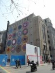 Target Queen 2014 facciata nord Rockbund Art Museum L’India invade la Cina. Bharti Kher a Shanghai