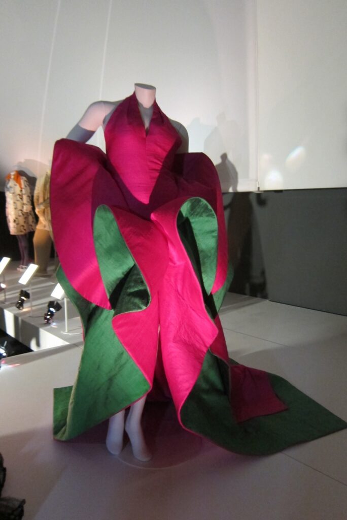 Live da Londra: la moda italiana conquista il Victoria and Albert Museum. Tante immagini dall’opening della mostra più glam della primavera