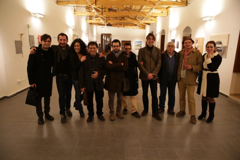 Vernissage. Da sx a dx Giovanni Robustelli Ivano Fachin Saoussen M’Saddak Piero Zuccaro gemelli Ingrassia Giuseppe Colombo Carmelo Candiano Momò Calascibetta Ilde Barone Fase conclusiva per gli esperimenti creativi di Vittoria, in provincia di Ragusa. Una collettiva presenta le opere prodotte dai dodici artisti in residenza. Insieme a un reportage fotografico d’autore